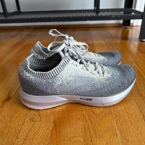Brooks Levitate 2 *crack in sole - Picture 1 of 8